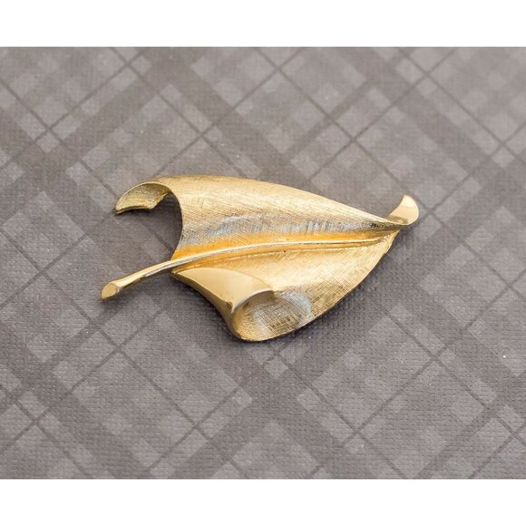 Vintage Mid Century Gold Tone Leaf Brooch G17 - Picture 1 of 2